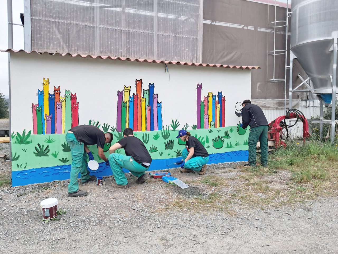 Alumnos del IES de Arzúa pintaron el mural de la Granxa Foxado