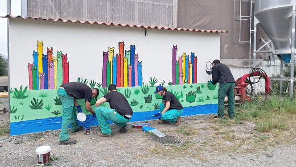 Alumnos del IES de Arzúa pintaron el mural de la Granxa Foxado