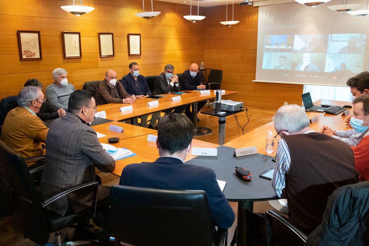 Las industrias lácteas y la Xunta instan al Gobierno a garantizar el suministro y la salida de productos para asegurar la recogida de leche