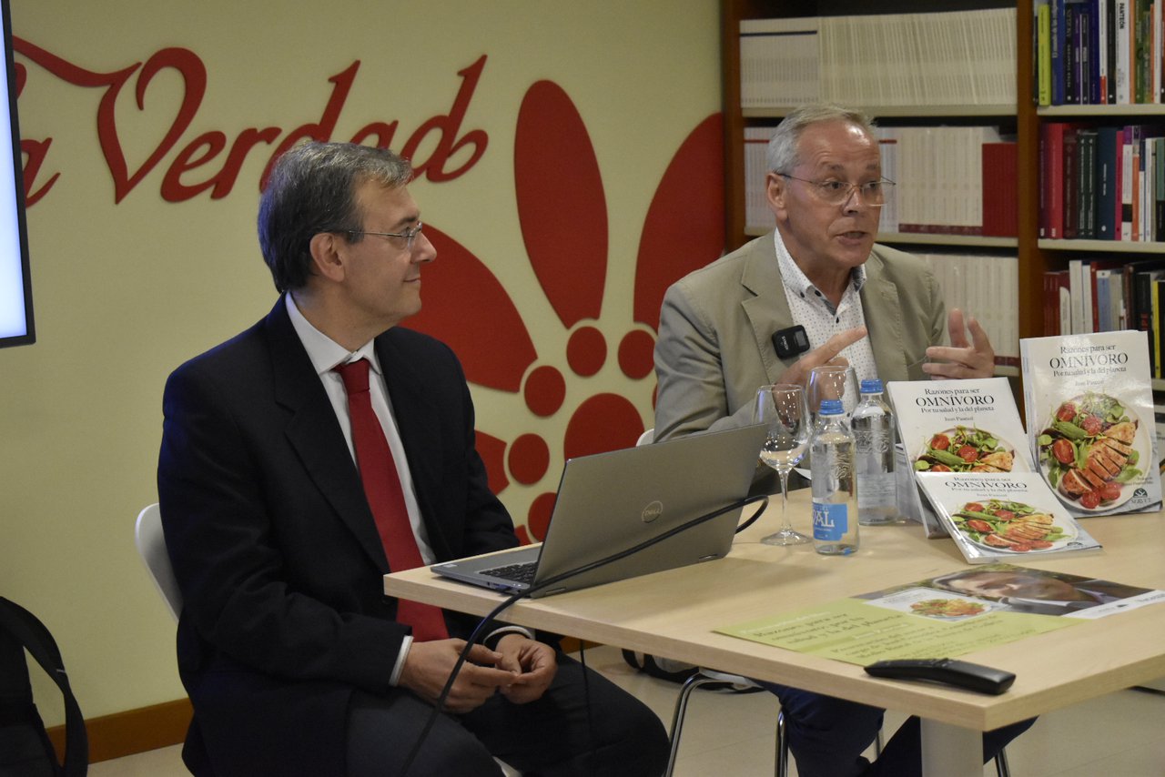 O veterinario Juan Pascual presentou en Lugo esta mañá a súa obra Razóns para ser omnívoro: pola túa saúde e a do planeta
