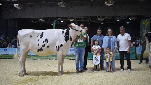 Flora Denver Adreta, gañadora no campionato de xovencas