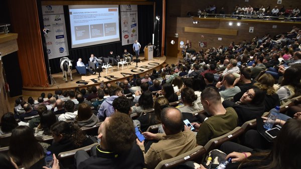 A epixenética, a xenómica e as instalacións de muxido protagonizaron a primeira sesión das XXI Xornadas Técnicas de Vacún de Leite de Seragro