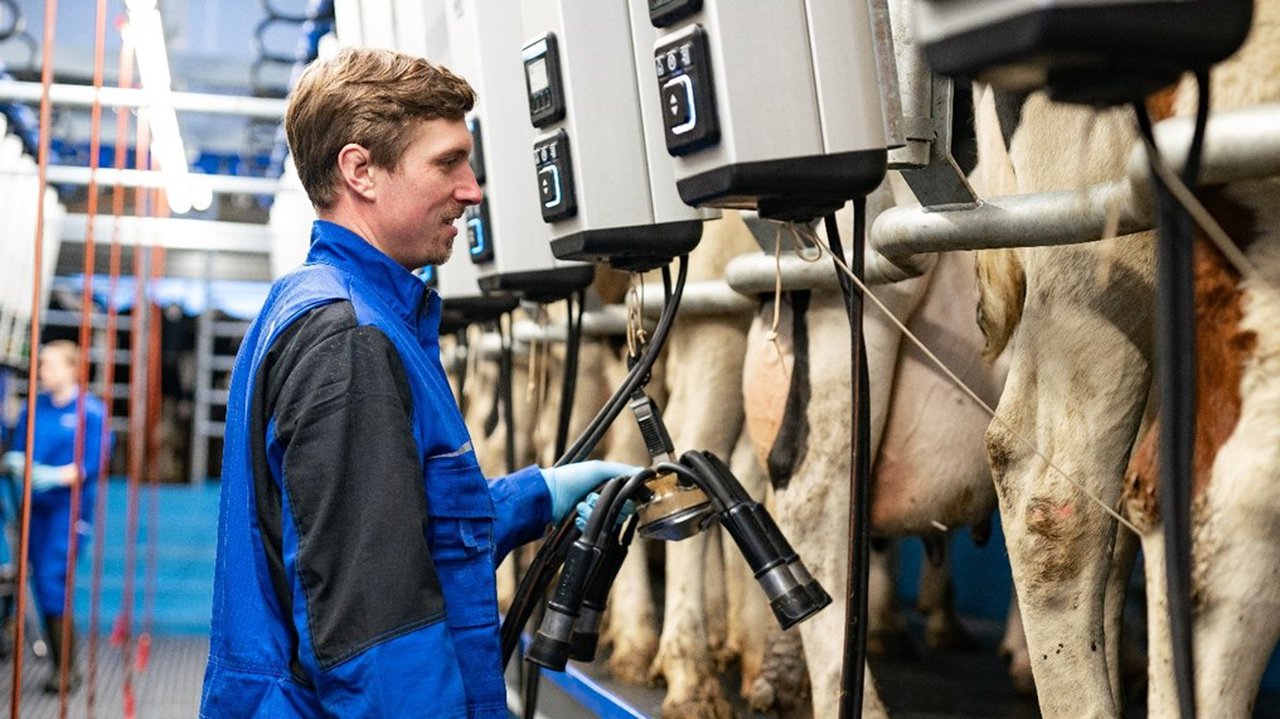 DeLaval lanza la serie MA de automatización del ordeño para salas convencionales
