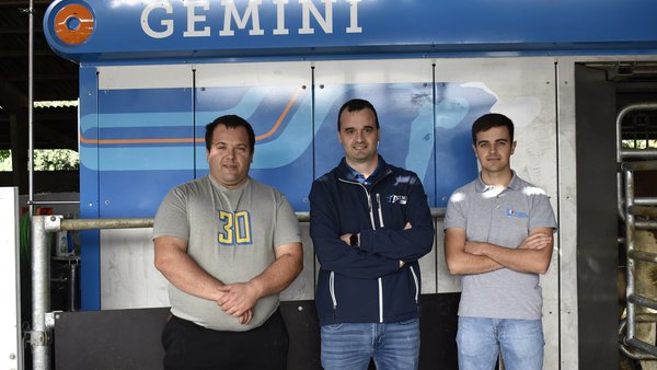 Ganados Carballo, a primeira gandería española  en muxir co Gemini doble box de BouMatic