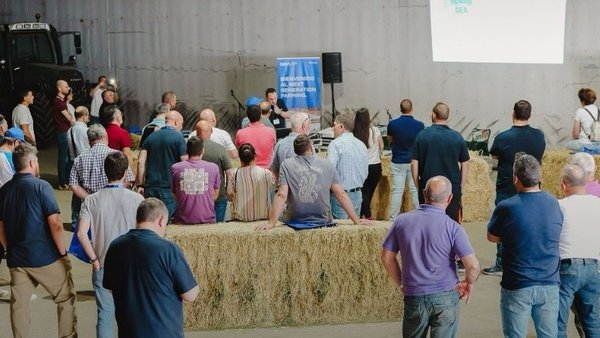 Decenas de ganaderos asistieron a la Jornada Técnica de GEA sobre Batch Milking en la ganadería palentina Hermanos Fernández Martín