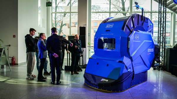 Llega a Durán Maquinaria Falcon, el nuevo carro mezclador autónomo de Euromilk