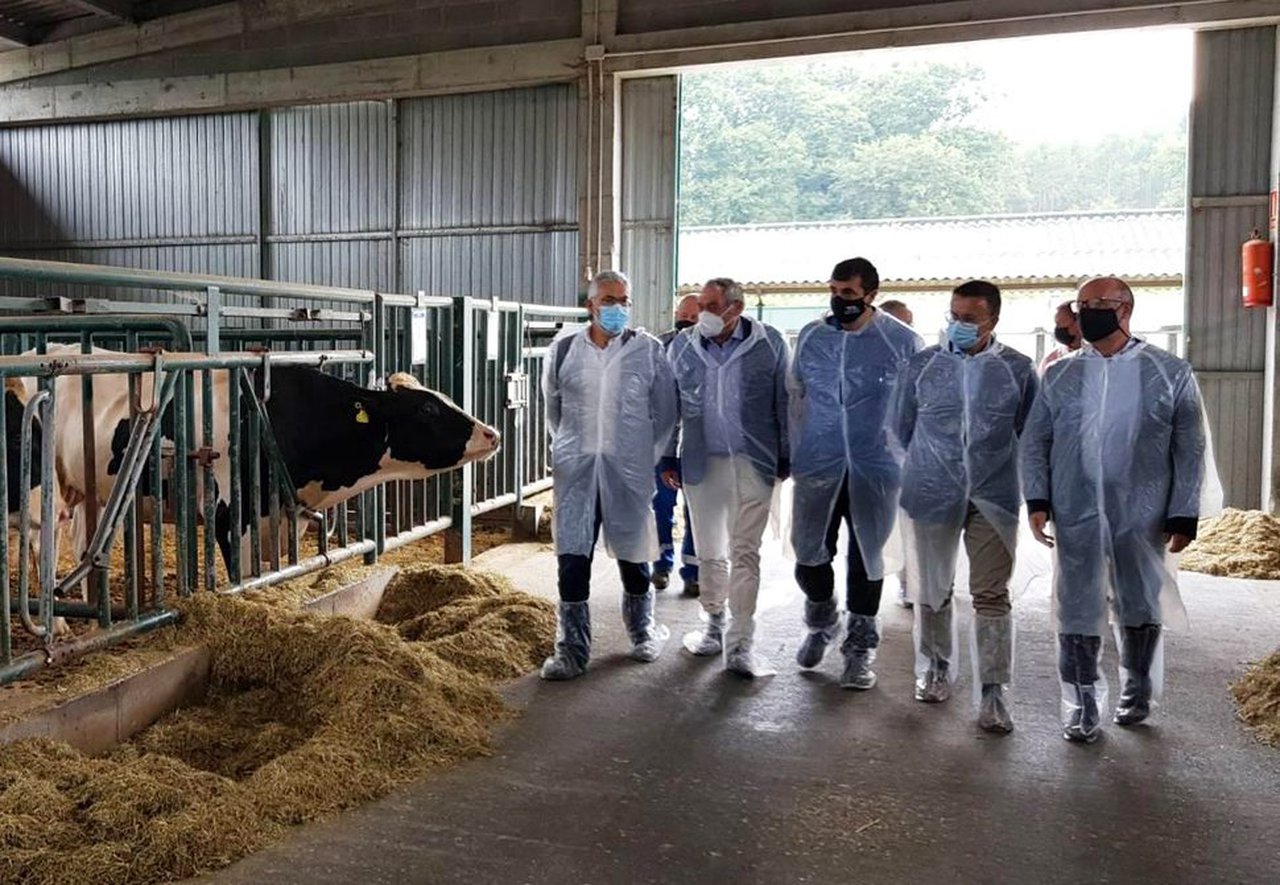 José González visita Xenética Fontao ante el próximo inicio de producción de semen sexado en exclusiva