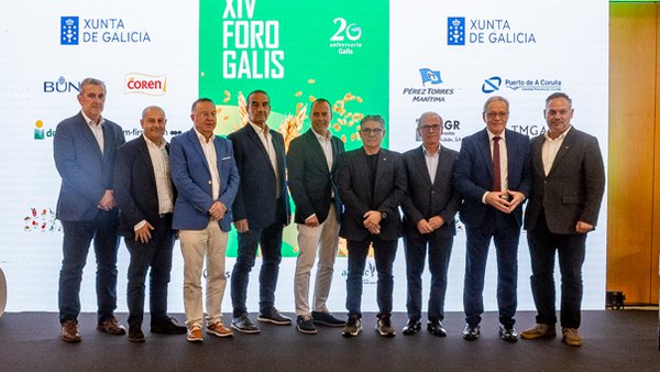 Daniel Ferreiro recibe la Medalla al Mérito de Agafac durante la celebración del XIV Foro Galis
