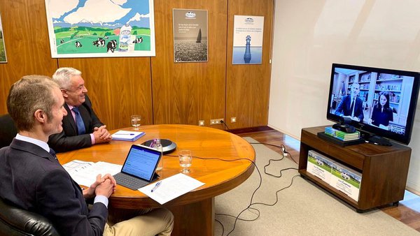 Os Reis reúnense con Central Lechera Asturiana para coñecer a situación do sector lácteo e gandeiro
