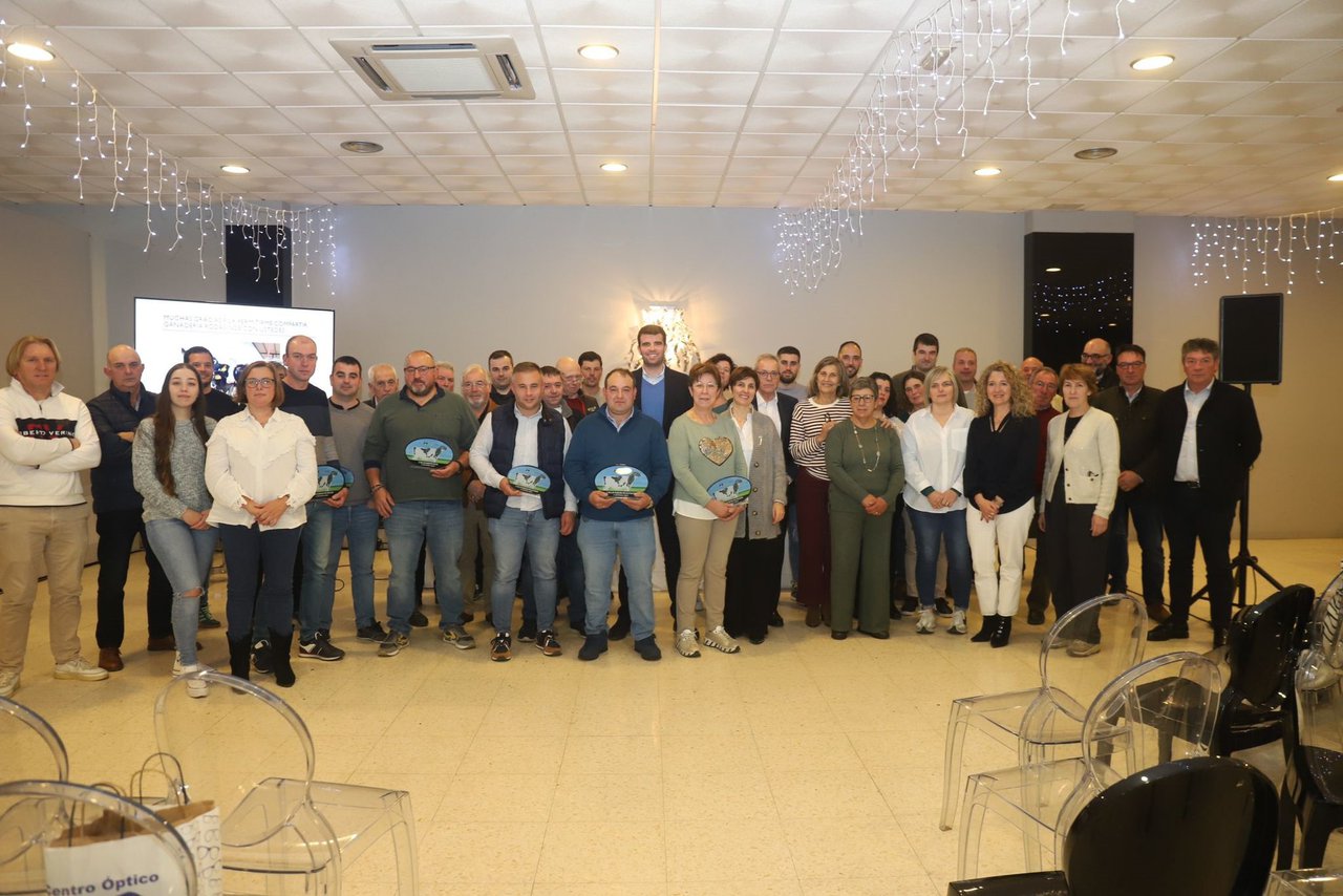 A Estrada acolleu un encontro gandeiro con premios e formación técnica para o sector leiteiro