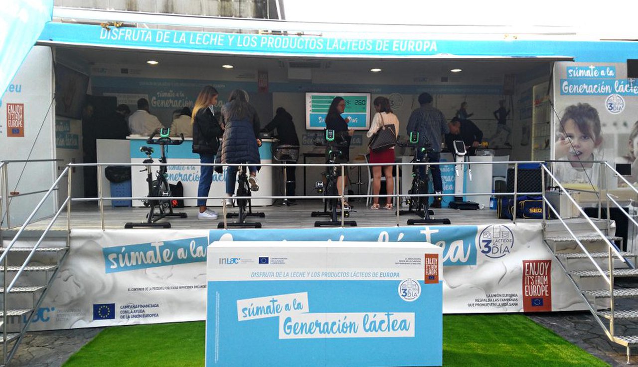O autobús da “Xeración Láctea” fai parada en Santiago de Compostela