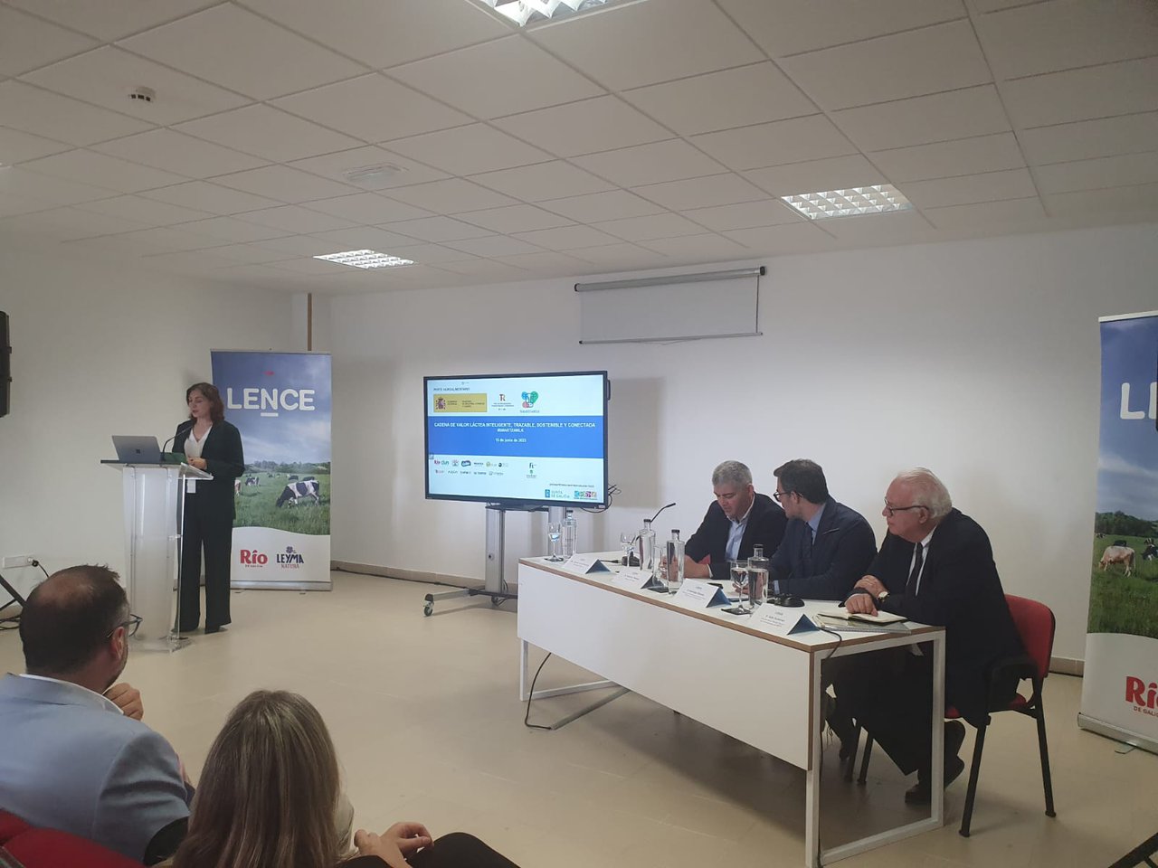 O comisionado do Perte Agroalimentario visita Grupo Lence para coñecer SmarTZ4milk, candidatura galega para dixitalizar a industria láctea