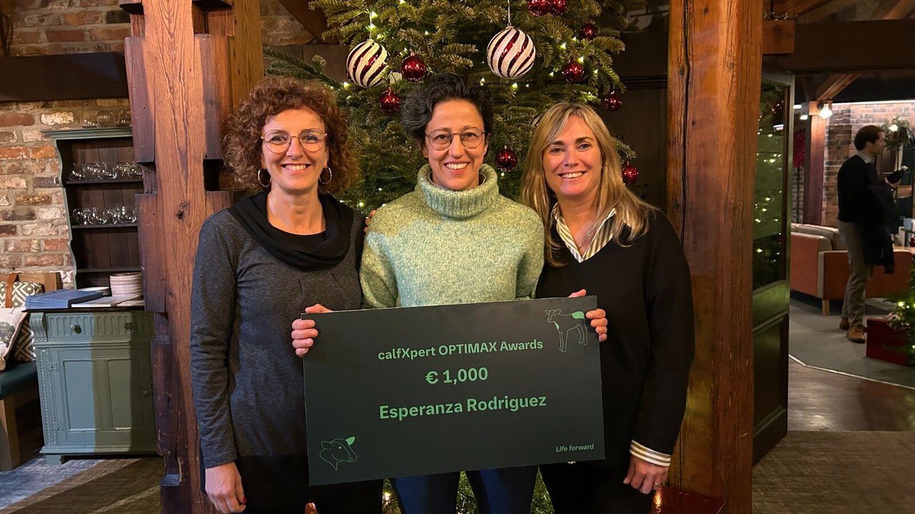 A veterinaria Esperanza Rodríguez recibe o terceiro premio do CalfXpert Optimax Award de Boehringer Ingelheim