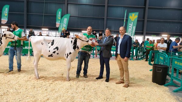 Flora Denver Adreta logra el título de ternera campeona