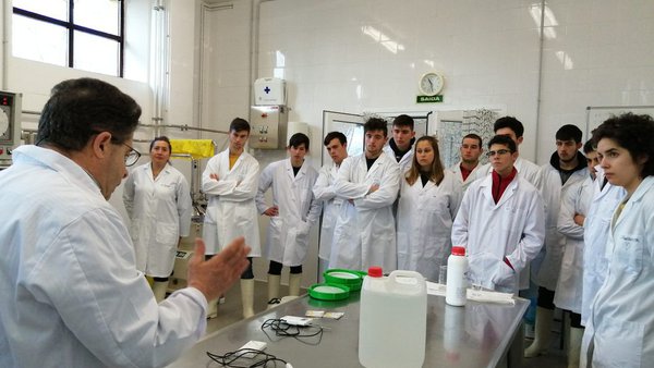 Alumnos de EFA Fonteboa aprenden a elaborar queixos e derivados lácteos en Pedro Murias