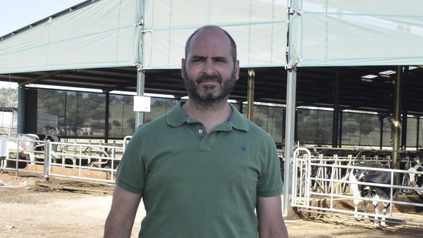 “Podes producir e gañar máis tendo menos animais, pero mellor levados”