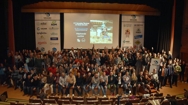 El tradicional brindis de la leche clausura las XX Jornadas Técnicas de Vacuno de Leche de Seragro